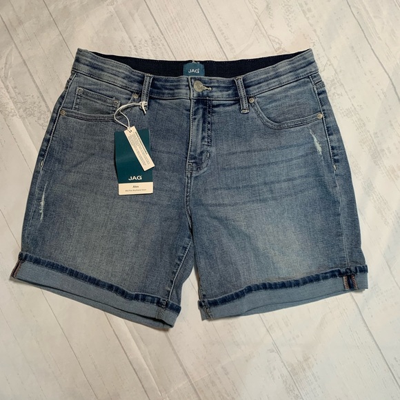 Jag Jeans Pants - NWT JAG Alex mid rise boyfriend short. Cuffed. Size 6.